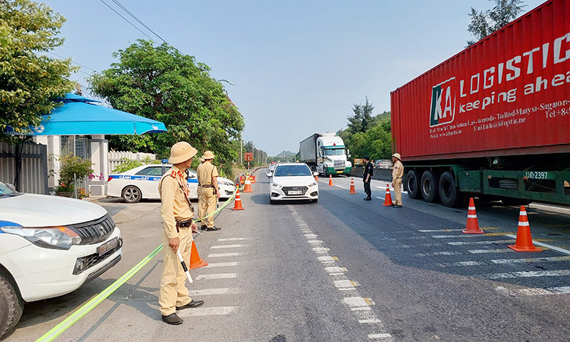 Lực lượng CSGT kiểm tra các phương tiện lưu thông trên Quốc lộ 1.