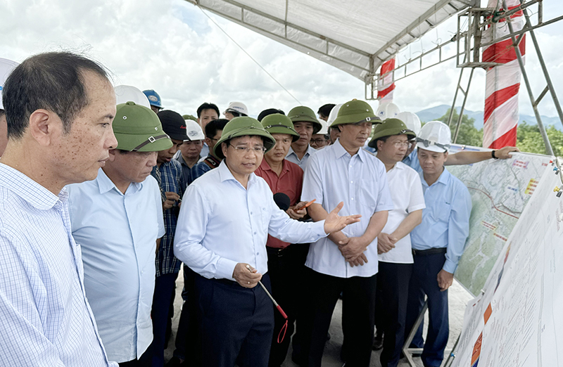 - Đồng chí Bộ trưởng Bộ GTVT Nguyễn Văn Thắng chỉ đạo cần quyết liệt đẩy nhanh tiến độ của các dự án thành phần. 