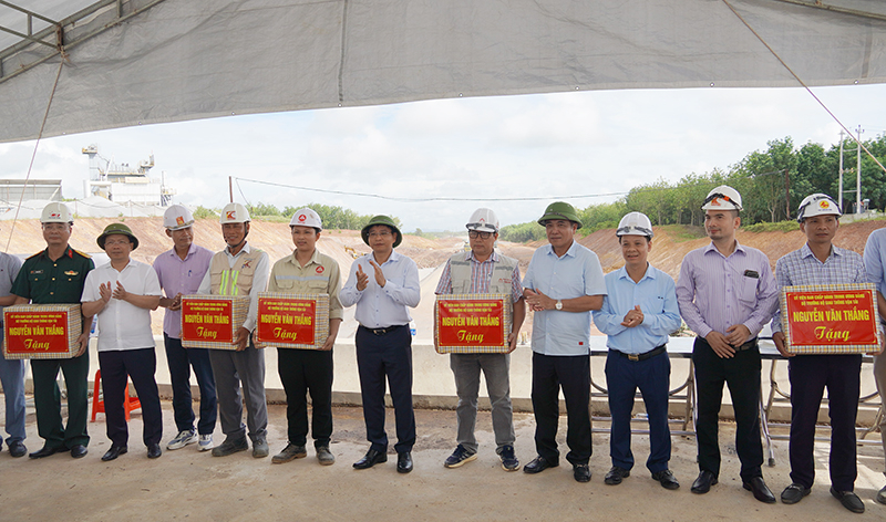 Đồng chí Bộ trưởng Bộ GTVT Nguyễn Văn Thắng tặng quà cho các đơn vị thi công 2 dự án thành phần Vũng Áng Bùng và Bùng.