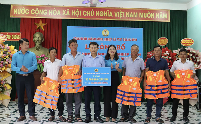 Trao tặng áo phao cho nghiệp đoàn nghề cá xã Cảnh Dương.