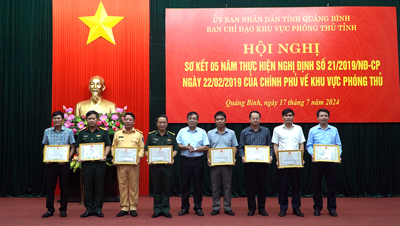 Đồng chí Phó Chủ tịch Thường trực UBND tỉnh Đoàn Ngọc Lâm trao Bằng khen của UBND tỉnh cho các tập thể và cá nhân