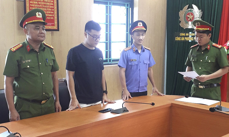 Tống đạt quyết định khởi tố vụ án, khởi tố bị can đối với Nguyễn Văn Tuyên.