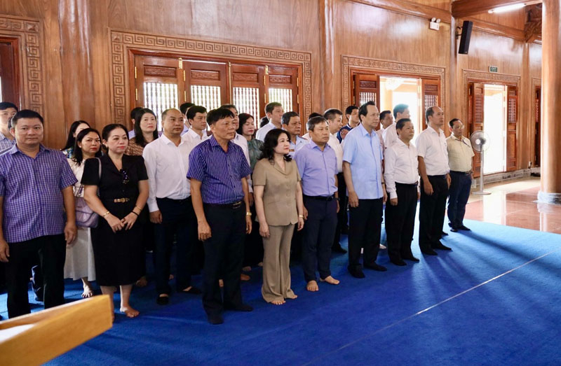 Các đại biểu dành phút mặc niệm tưởng nhớ công ơn của Chủ tịch Hồ Chí Minh và các anh hùng liệt sỹ.