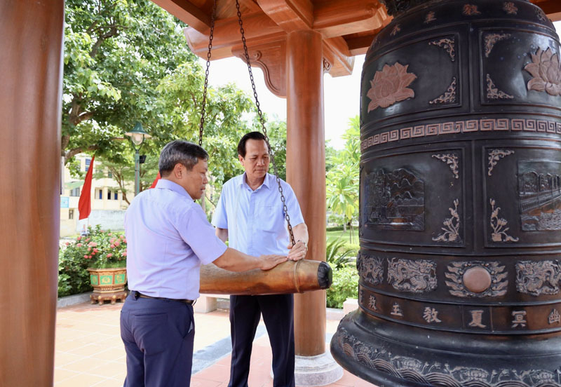 Đồng chí Bộ trưởng Bộ LĐ-TB-XH Đào Ngọc Dung và đồng chí Bí thư Tỉnh ủy Vũ Đại Thắng thực hiện nghi thức tỉnh chuông tại Đền thờ Bác Hồ và các Anh hùng, liệt sỹ tỉnh. 