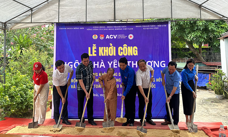 Các đại biểu tham gia khởi công xây dựng công trình  