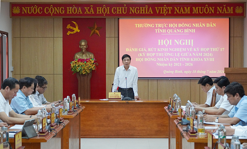 Đồng chí Phó Chủ tịch Thường trực HĐND tỉnh Nguyễn Công Huấn chủ trì hội nghị.