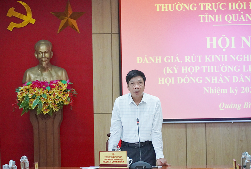  Đồng chí Phó Chủ tịch Thường trực HĐND tỉnh Nguyễn Công Huấn phát biểu kết luận hội nghị.
