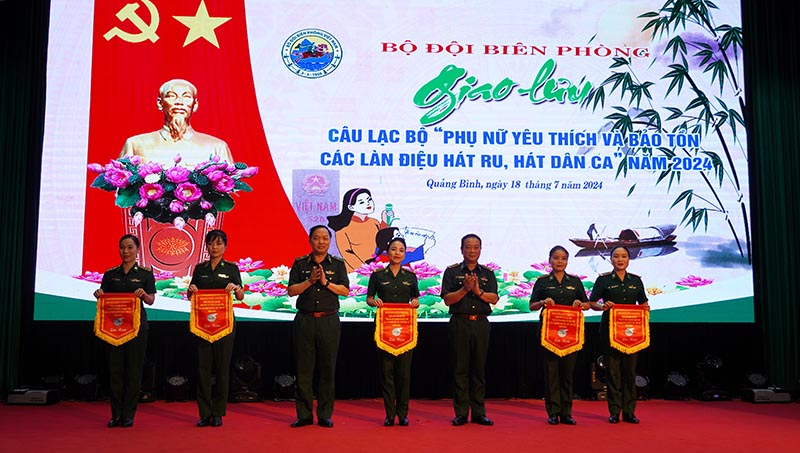  Đồng chí Thiếu tướng Trần Văn Bừng, Chủ nhiệm Chính trị BĐBP và đồng chí đại tá Trịnh Thanh Bình, Chỉ huy trưởng BĐBP tỉnh Quảng Bình  tặng cờ lưu niệm cho đại diện các đội tham gia giao lưu.