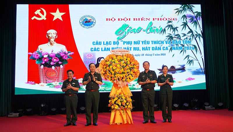 Đồng chí Trung tướng Nguyễn Anh Tuấn, Chính ủy BĐBP tặng hoa chúc mừng chương trình giao lưu.