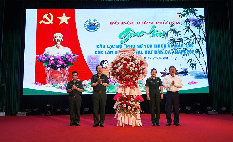 Đồng chí Phó Chủ tịch UBND tỉnh Phan Phong Phú tặng hoa chúc mừng chương trình giao lưu.