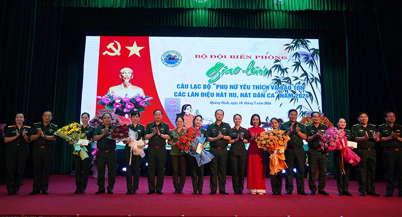 Tặng hoa chúc mừng các đội tham gia chương trình giao lưu.