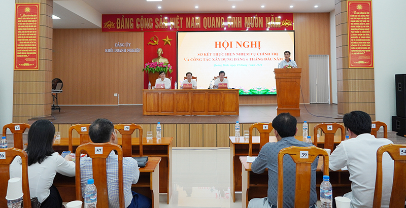 Các đại biểu phát biểu ý kiến tại hội nghị.
