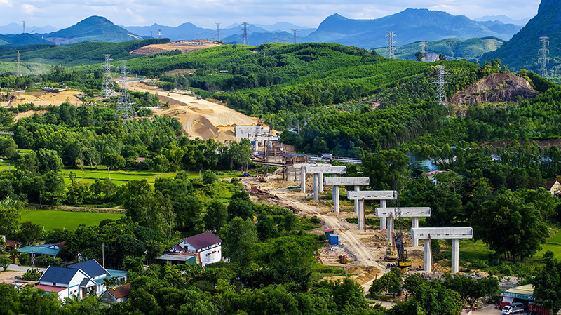 Thi công cầu vượt đường sắt Long Đại.   Ảnh: Đức Thành