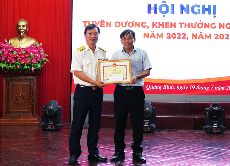 Lãnh đạo Cục Thuế tỉnh trao bằng khen của Bộ Tài chính cho tập thể thực hiện tốt chính chính sách thuế năm 2022.