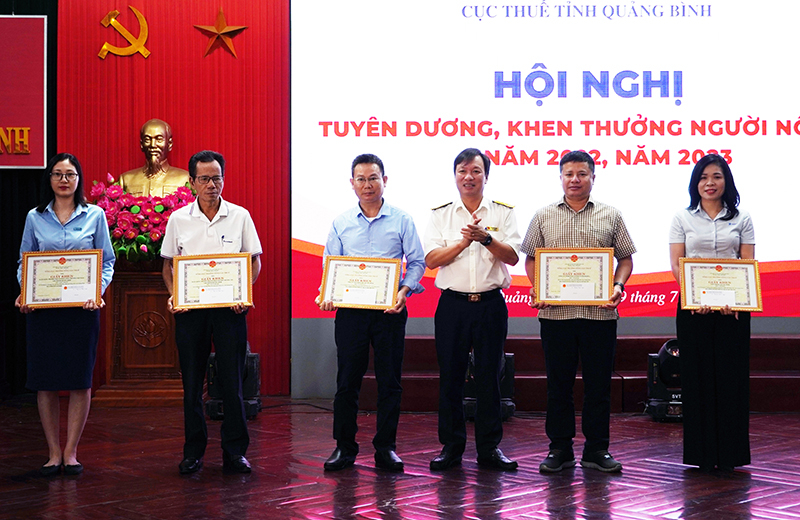 Lãnh đạo Cục Thuế tỉnh trao giấy khen của Tổng cục Thuế cho các tập thể thực hiện tốt chính chính sách thuế năm 2022.