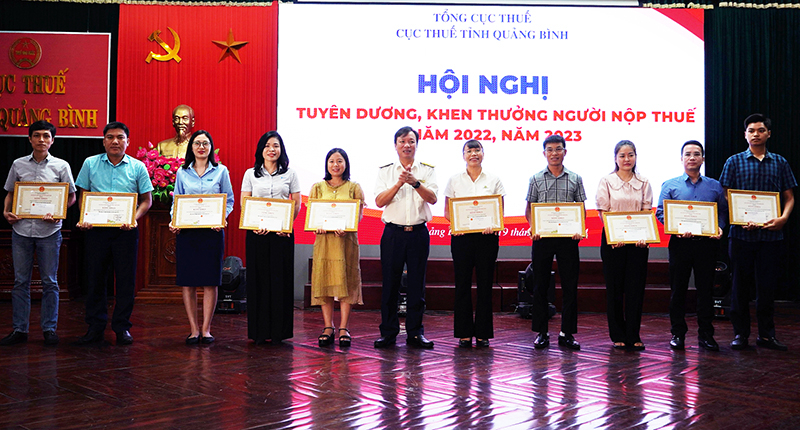 Lãnh đạo Cục Thuế tỉnh trao bằng khen của UBND tỉnh cho 10 tập thể thực hiện tốt chính chính sách thuế năm 2023.