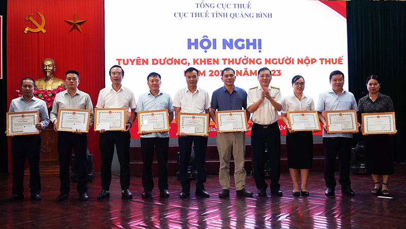 Lãnh đạo Cục Thuế tỉnh trao giấy khen của Cục Thuế tỉnh cho các tập thể thực hiện tốt chính chính sách thuế năm 2023.
