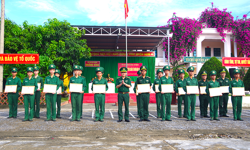 Đại diện lãnh đạo BĐBP tỉnh trao giấy khen cho các cá nhân có thành tích xuất sắc trong khóa huấn luyện CSM năm 2024.
