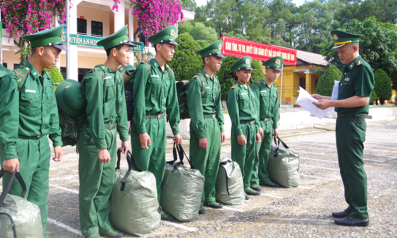 Cán bộ các đơn vị thuộc BĐBP tỉnh tiếp nhận CSM về đơn vị công tác. 