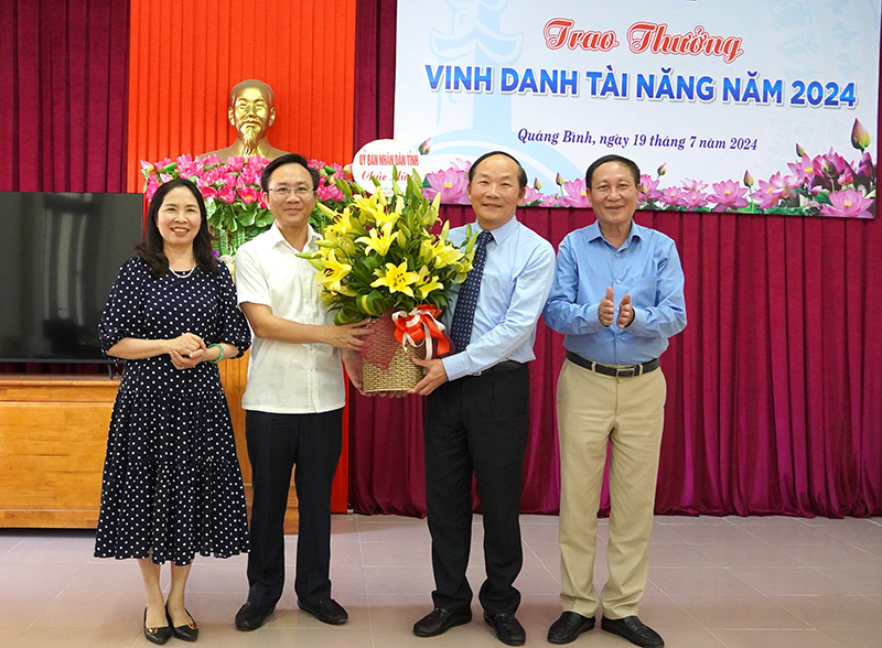 Đồng chí Phó Chủ tịch UBND tỉnh Hoàng Xuân Tân tặng hoa chúc mừng Hội Khuyến học tỉnh.