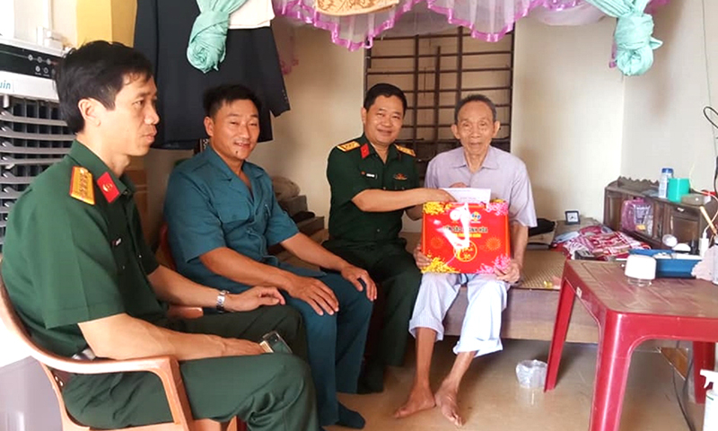  Ban CHQS huyện Quảng Ninh, Bộ CHQS Quảng Bình thăm, tặng quà đối tượng chính sách.