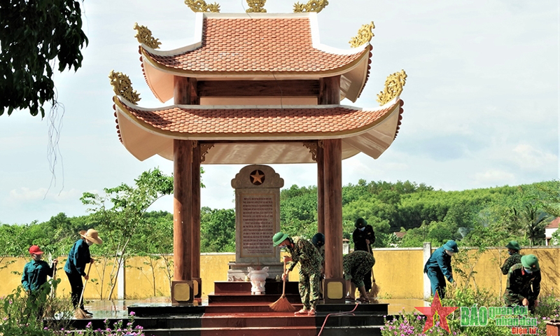 Cán bộ, chiến sĩ Bộ CHQS tỉnh chăm sóc đài tưởng niệm Anh hùng liệt sĩ trên địa bàn. 