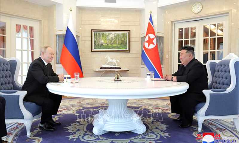 Nhà lãnh đạo Kim Jong-un (phải) gặp Tổng thống Nga Vladimir Putin. Ảnh: Yonhap/TTXVN