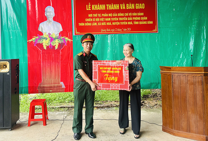 Đại diện lãnh đạo Bộ Chỉ huy Quân sự tỉnh trao quà cho gia đình thân nhân đồng chí Võ Văn Dảnh.