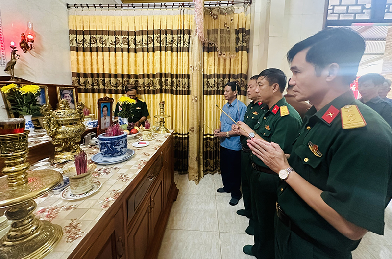 Các đại biểu dưng hương đồng chí Võ Văn Dảnh.
