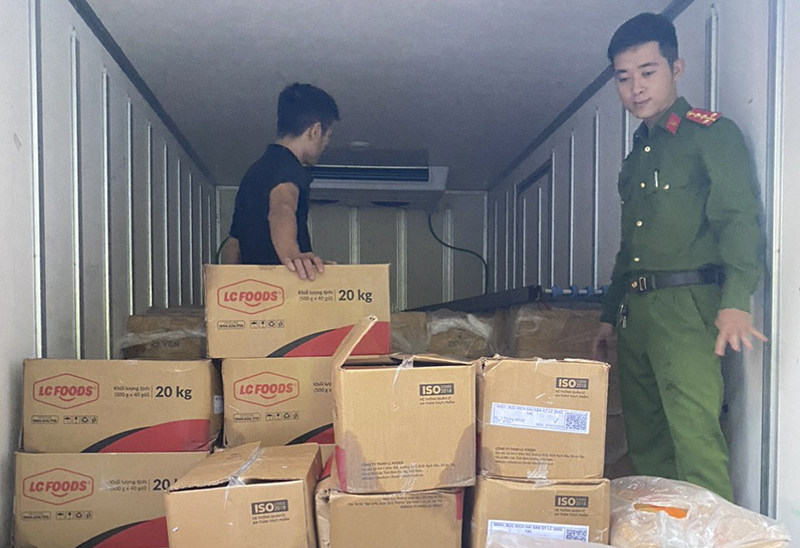 Lực lượng chức năng tạm giữ gần 3 tấn nội tạng động vật (mề gà) nhập lậu, không rõ nguồn gốc xuất xứ.