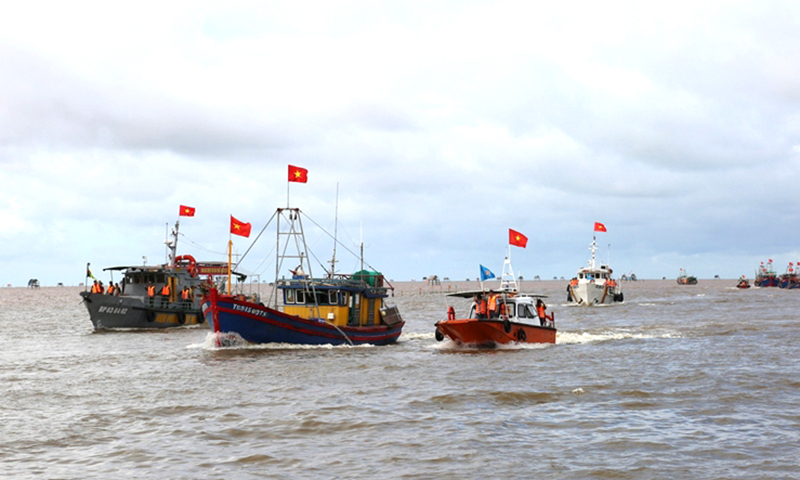 Tỉnh Thái Bình vừa tổ chức diễn tập sử dụng lực lượng kêu gọi, hướng dẫn các tàu của ngư dân vào khu trú tránh an toàn, phòng chống siêu bão. Ảnh: TIẾN ĐẠT