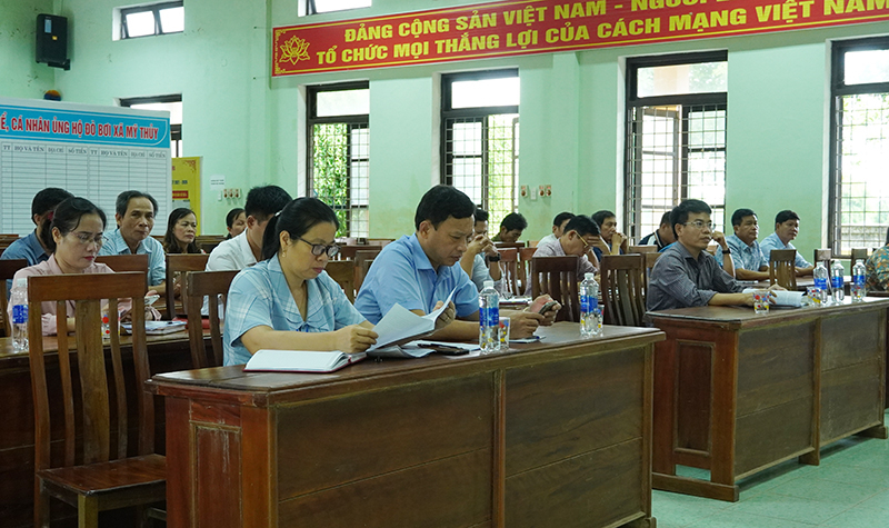Các đại biểu tham dự buổi tiếp xúc cử tri.