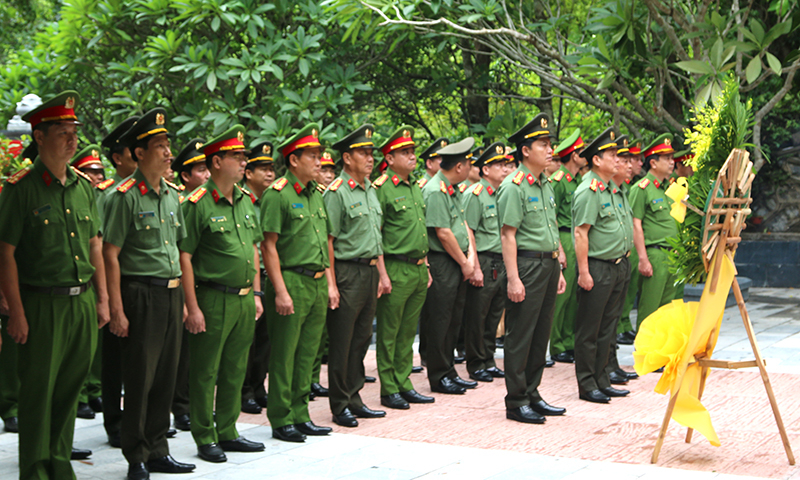 Dâng hương tại hang Tám Thanh niên xung phong (xã Tân Trạch, Bố Trạch). 