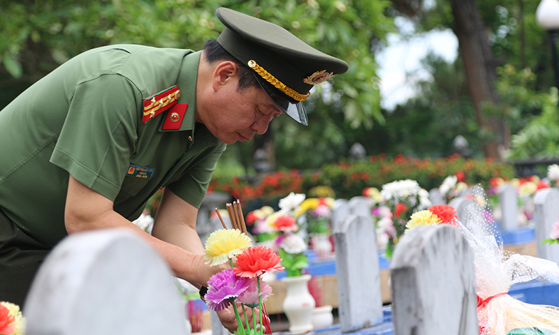 Đại tá Nguyễn Hữu Hợp, Giám đốc Công an tỉnh thắp hương các phần mộ liệt sỹ.