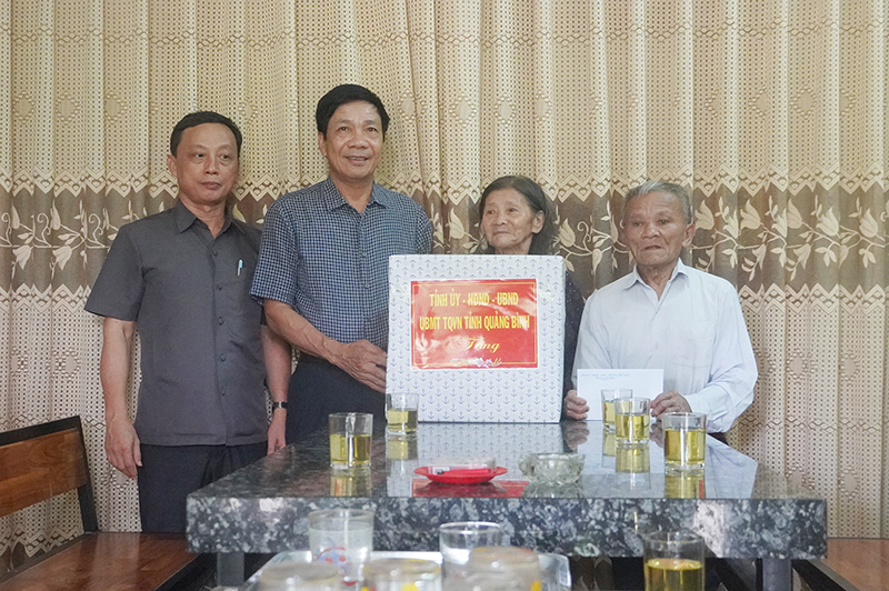 Đồng chí Phó Chủ tịch Thường trực HĐND tỉnh Nguyễn Công Huấn và các thành viên trong đoàn tặng quà cho ông Hồ Xuân Hợp.