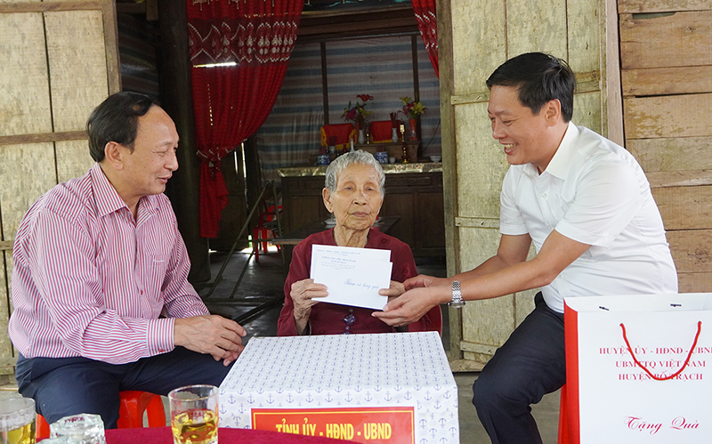 Đồng chí Phó Bí thư Thường trực Tỉnh ủy, Chủ tịch HĐND tỉnh Trần Hải Châu và đồng chí Bí thư Huyện ủy Bố Trạch Nguyễn Ngọc Tuấn tặng quà, chúc sức khỏe Bà mẹ Việt Nam anh hùng Đỗ Thị Điểm (xã Hưng Trạch, Bố Trạch).