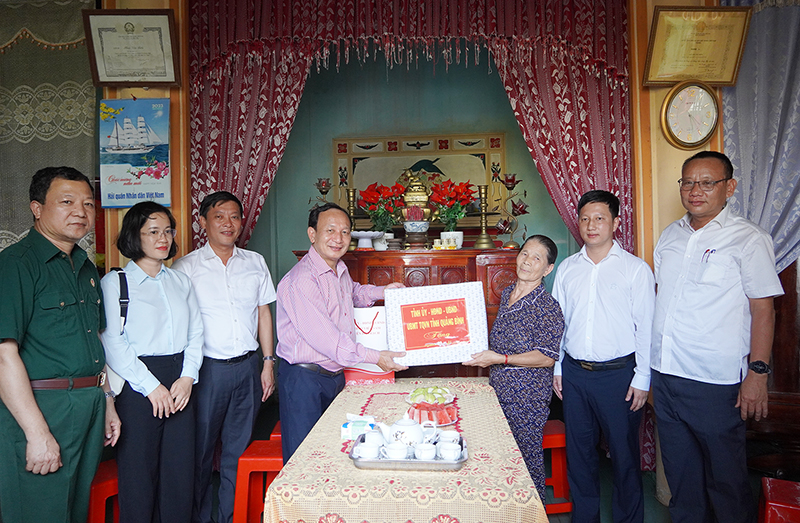 Đồng chí Phó Bí thư Thường trực Tỉnh ủy, Chủ tịch HĐND tỉnh Trần Hải Châu tặng quà cho thương binh Nguyễn Thị Hiếm (xã Bắc Trạch, Bố Trạch).