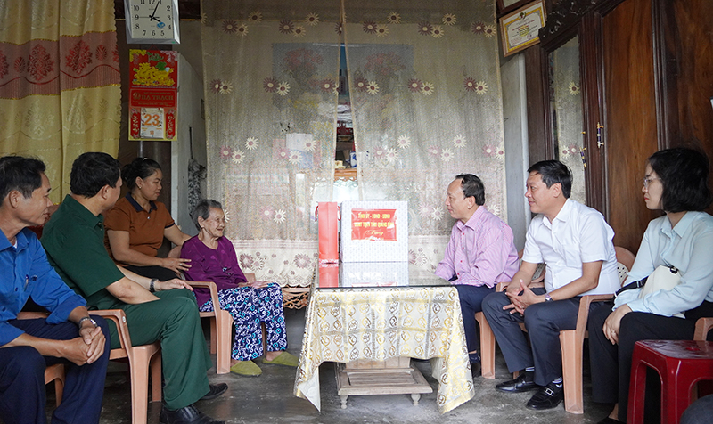 Đồng chí Phó Bí thư Thường trực Tỉnh ủy, Chủ tịch HĐND tỉnh Trần Hải Châu cùng đoàn thăm hỏi tình hình sức khỏe Bà mẹ Việt Nam anh hùng Phan Thị Quyên.