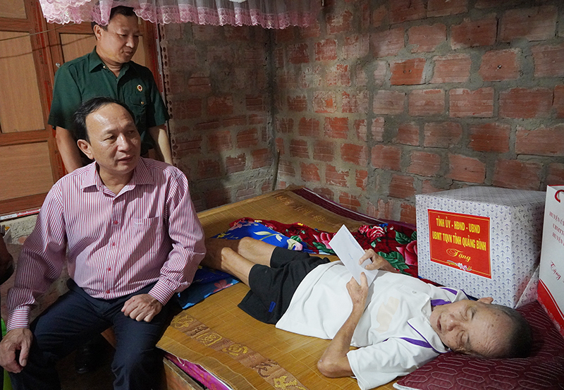 Đồng chí Phó Bí thư Thường trực Tỉnh ủy, Chủ tịch HĐND tỉnh Trần Hải Châu thăm hỏi sức khỏe bệnh binh Bùi  Văn  Soạn (xã Cự Nẫm, Bố Trạch).