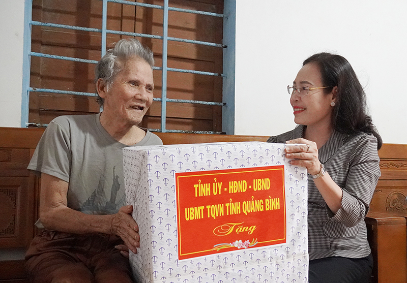 Đồng chí Chủ tịch Ủy ban MTTQVN tỉnh Phạm Thị Hân tặng quà thương binh Bùi Khuynh.