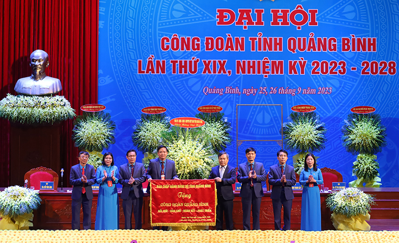Đồng chí Bí thư Tỉnh ủy Vũ Đại Thắng tặng Đại hội Công đoàn tỉnh lần thứ XIX, nhiệm kỳ 2023-2028 bức trướng mang dòng chữ “Đổi mới-Dân chủ-Đoàn kết-Phát triển”.