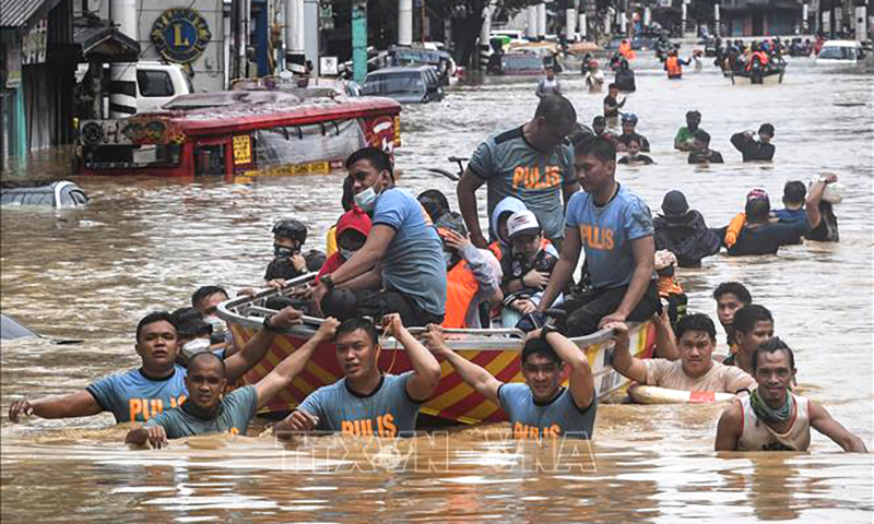 Nhân viên cứu hộ sơ tán người dân khỏi các khu vực ngập lụt ở Marikina, ngoại ô Manila, Philippines. Ảnh tư liệu: AFP/TTXVN