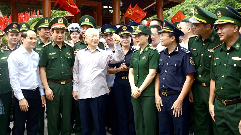 Tổng Bí thư Nguyễn Phú Trọng cùng đoàn công tác thăm hỏi, động viên cán bộ, chiến sĩ làm nhiệm vụ tại Cửa khẩu quốc tế Hữu Nghị (Lạng Sơn), tháng 8-2023. Ảnh: TẤN TUÂN 
