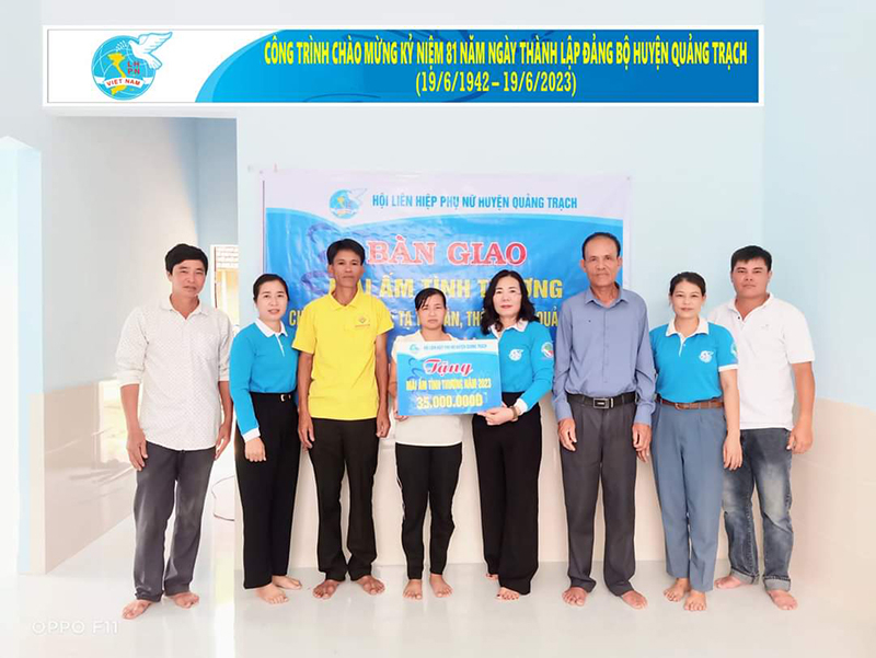 Hội LHPN huyện Quảng Trạch trao “Mái ấm tình thương” cho gia đình chị Tạ Thị Vân ở xã Quảng Kim.
