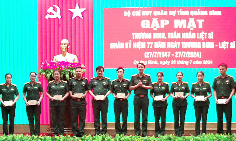 Đại diện lãnh đạo Bộ CHQS tỉnh tặng quà quân nhân là thương binh, thân nhân liệt sỹ.