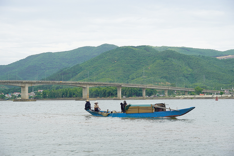 Người dân sử dụng thuyền máy công suất lớn để cào chắt chắt trên sông Gianh.
