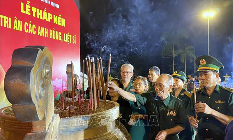 Cựu chiến binh, cựu thanh niên xung phong dâng hương tại Đài tưởng niệm Nghĩa trang Liệt sĩ thành phố Quy Nhơn. Ảnh: Lê Phước Ngọc/TTXVN