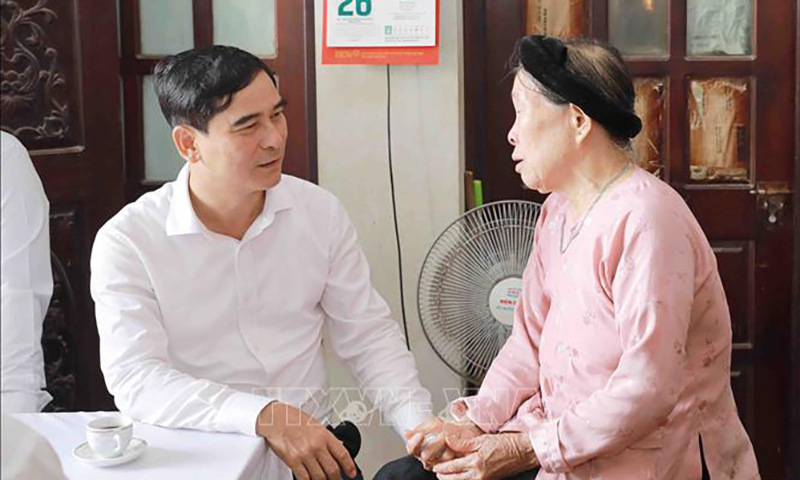 Bí thư Tỉnh ủy Vĩnh Phúc Dương Văn An thăm hỏi mẹ liệt sỹ Nguyễn Quốc Khánh, bà Nghiêm Thị My ở phường Khai Quang, thành phố Vĩnh Yên. Ảnh: Hoàng Hùng/TTXVN