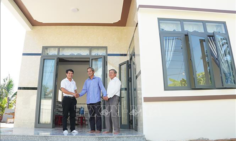 Một gia đình chính sách vui mừng khi chuyển về ngôi nhà mới được xây dựng kiên cố nhờ sự hỗ trợ kinh phí từ các nhà hảo tâm. Ảnh: Đinh Hương/TTXVN
