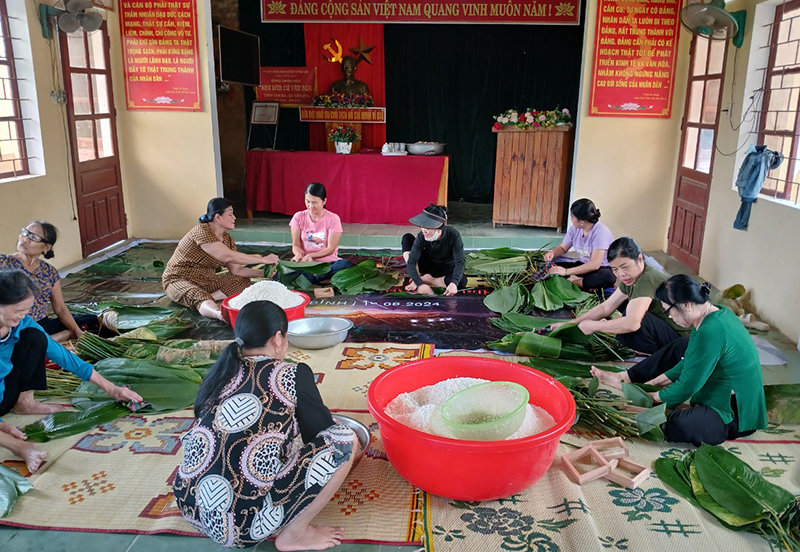 Bà con thôn Tam Đa đang tập trung gói bánh chưng.
